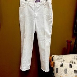 Gloria Vanderbilt Amanda jeans . No stains like new